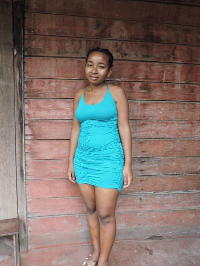 Oliviene 23 ans Sambava Madagascar