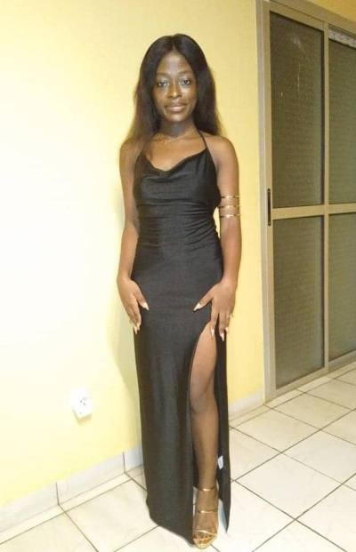 Lindy 27 Jahre Yaounde Kamerun