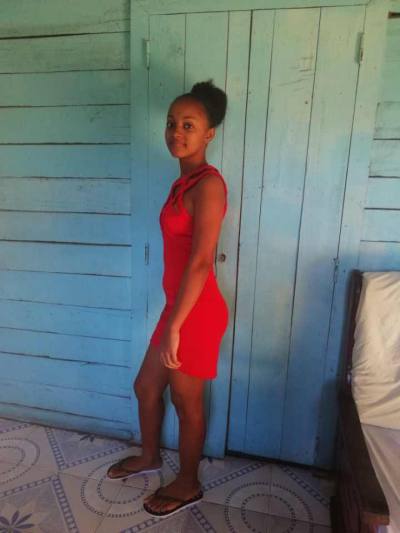 Anirah 17 ans Sambava Madagascar