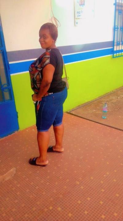 Tatiana 29 ans Oyombang  Cameroun