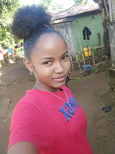 Irina 18 ans Antalaha  Madagascar