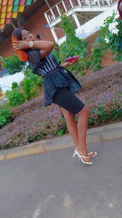 Armelle 22 ans Yaoundé  Cameroun