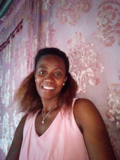 Genevienne 39 ans Sambava Madagascar