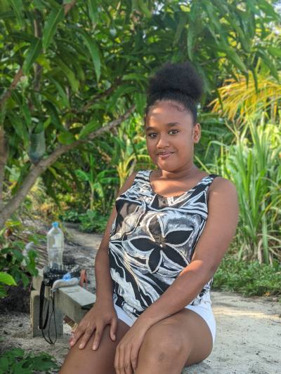 Anadine 23 ans Majunga Madagascar