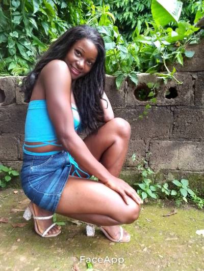 Nadia 26 Jahre Yaoundè Kamerun