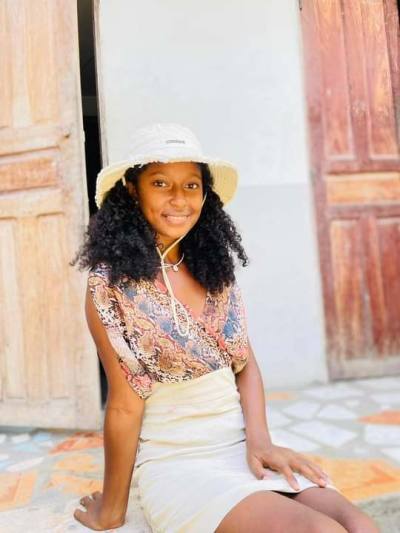 Jenitha 21 ans Sambava Madagascar