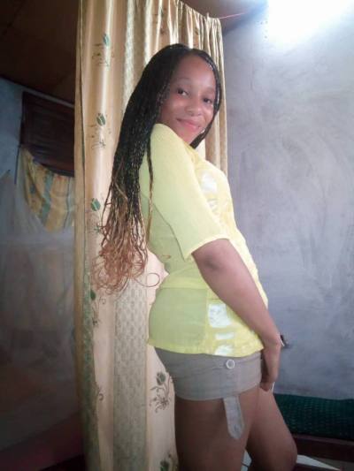 Carina 34 Jahre Yaoundé  Cameroun