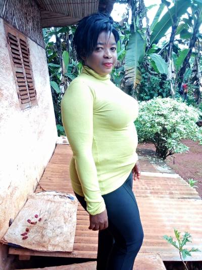 Marie 39 Jahre Bafoussam  Kamerun